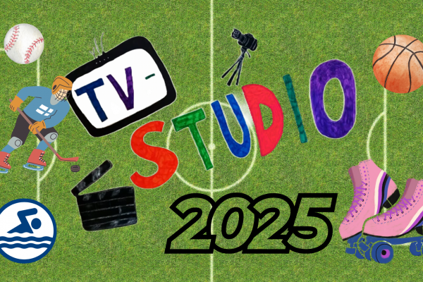 Auf einem Fußballfeld ist in kindlicher Schrift TV-Studio zu lesen. Darunter die Zahlen 2025. Außerdem umrahmen die Schrift ein Baseball, Inlineskates, ein Basketball, ein Schwimmabzeichen und ein Eishockeyspieler.