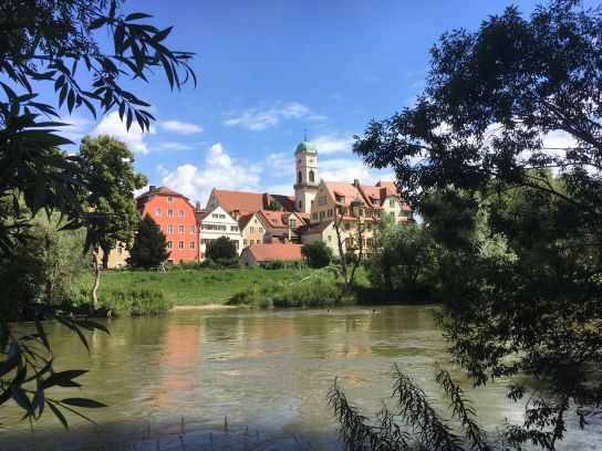 Welch ein Kontrast zum mittelalterlichen Stadtpanorama: Die biedermeierlich anmutende Kulisse von Stadtamhof
