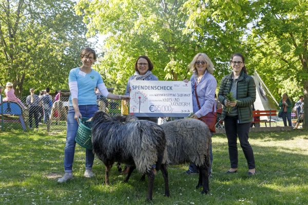 Fotografie: (v. l. n. r.): Monika Göttler, Vorstandsvorsitzende der Kinder- und Jugendfarm, Oberbürgermeisterin Gertrud Maltz-Schwarzfischer, Christiana Schmidbauer, Leiterin des Amtes für allgemeine Stiftungsverwaltung, und Ariane Weckerle, Stadträtin