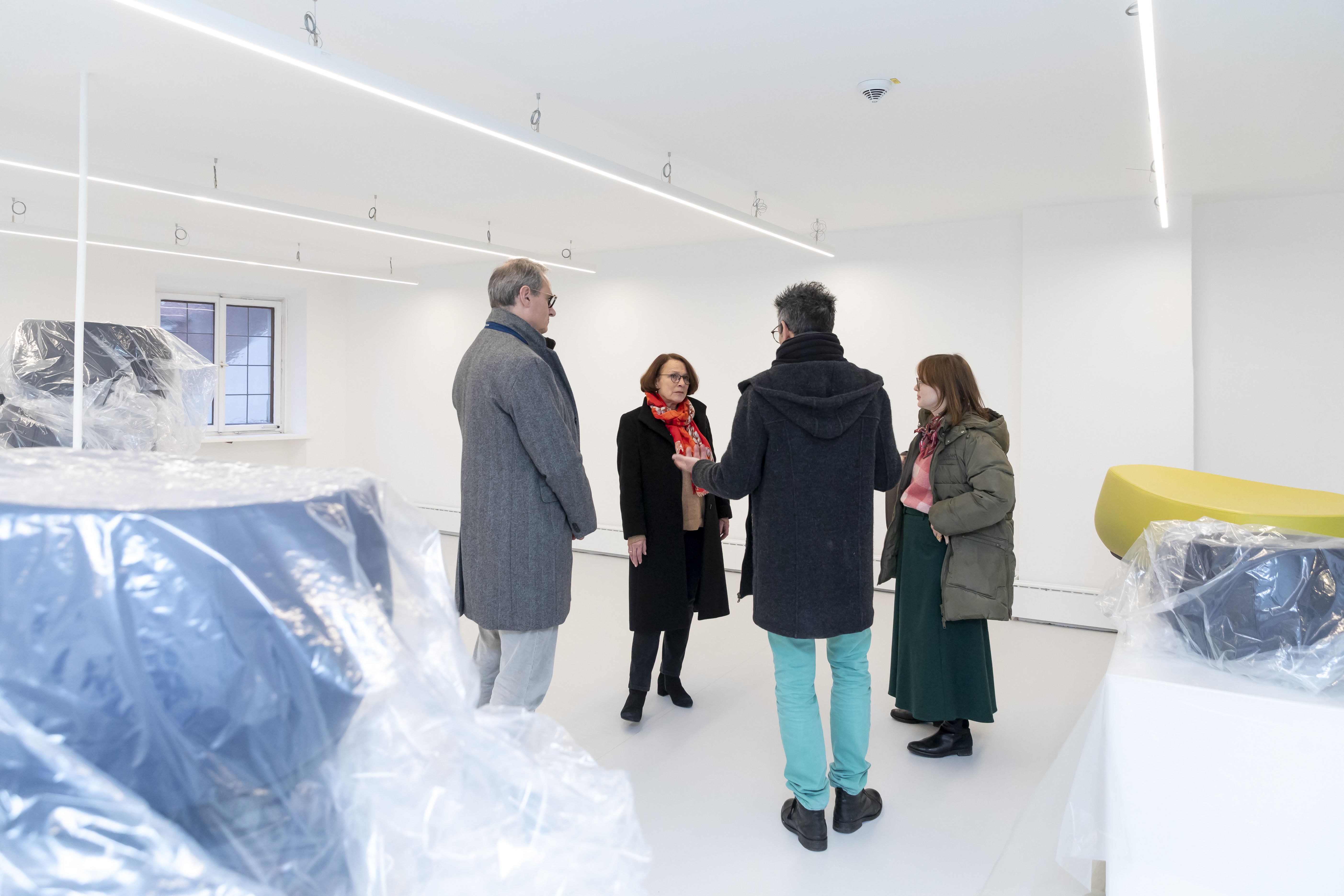 Fotografie: Kulturreferent Wolfgang Dersch, Oberbürgermeisterin Gertrud Maltz-Schwarzfischer, Matthias Freitag (Kulturamt / Museen der Stadt Regensburg) und Kulturamtsleiterin Maria Lang (v. l.) im zukünftigen Science-Lab im dritten Stock