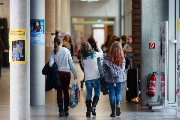 Fotografie: Schüler auf den Gängen des Von-Müller-Gymnasiums