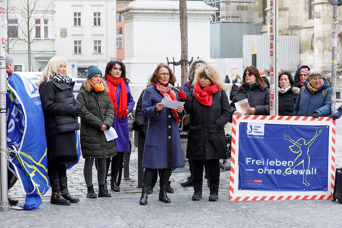 Fotografie - Oberbürgermeisterin Gertrud-Maltz Schwarzfischer spricht zu den Teilnehmenden der Fahnenaktion