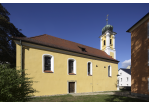 Fotografie: Kirche St. Nikolaus seitlich, an der rechten Seite der Glockenturm