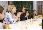 Fotografie – Oberbürgermeisterin Maltz-Schwarzfischer und Bürgermeisterin Dr. Freudenstein mit Mitgliedern des Kinderbeirates im Sitzungssaal des Alten Rathauses (C) Bilddokumentation Stadt Regensburg