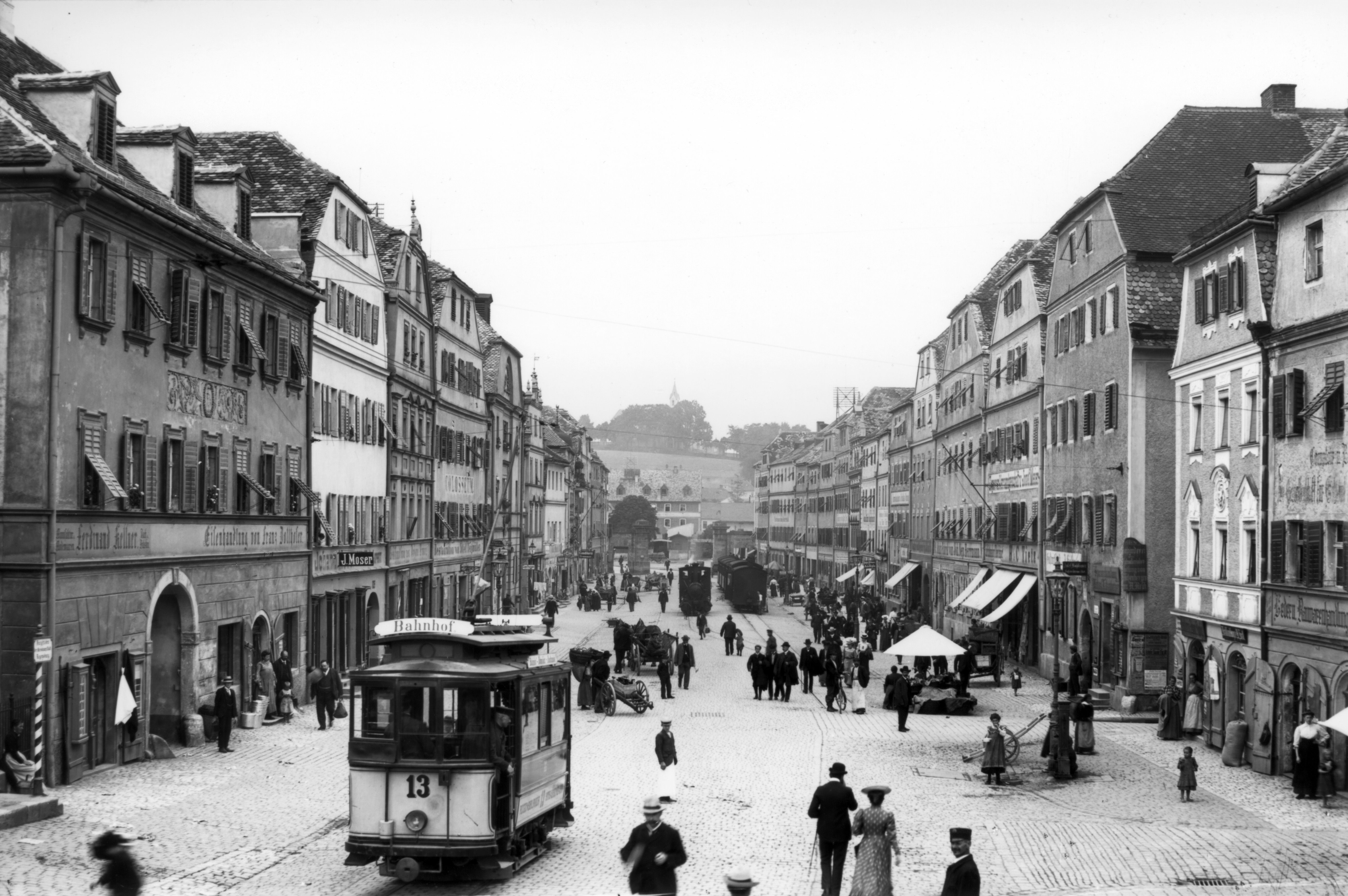 Fotografie: Hauptstraße mit Straßenbahn und Walhalla-Bockerl 1907