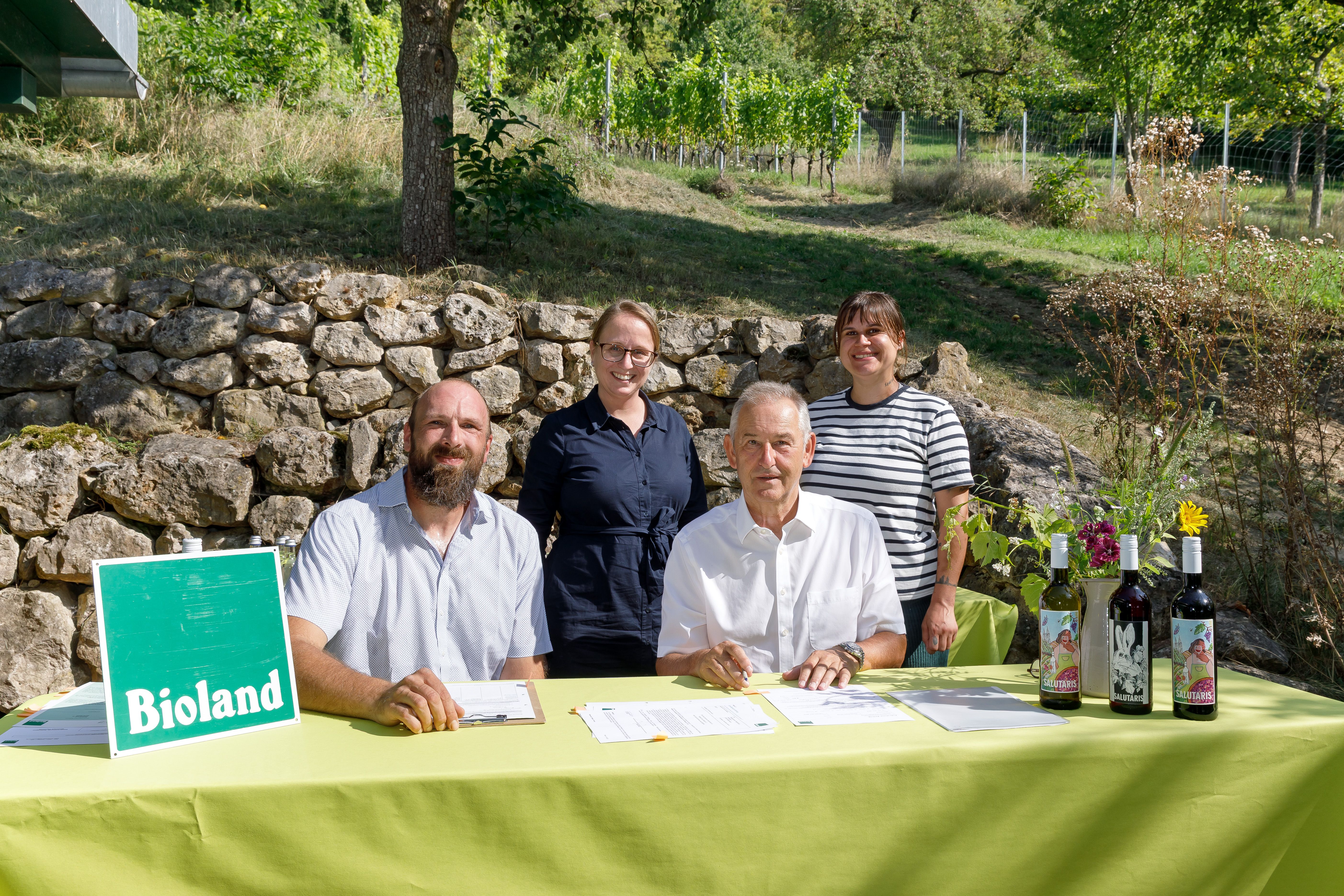 Fotografie – Vertragsunterzeichnung im städtischen Weinberg
