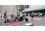 Die Band Kurz nach Zwei spielt auf dem Kassiansplatz (C) Stadt Regensburg, Anna Schledorn