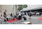 Die Band Kurz nach Zwei spielt auf dem Kassiansplatz © Stadt Regensburg, Anna Schledorn