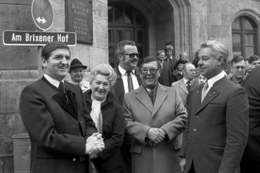 Fotografie: Hildegard Anke bei der Enthüllung des Straßenschilds „Am Brixener Hof“ mit Oberbürgermeister Friedrich Viehbacher und dem Brixener Bürgermeister Zeno Giacomuzzi (1979)