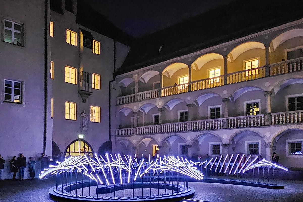 Fotografie -Leuchtende, moderne Lichtinstallation im Innenhof des Thon-Dittmer-Palais während des Re.Light Regensburg Events bei Nacht