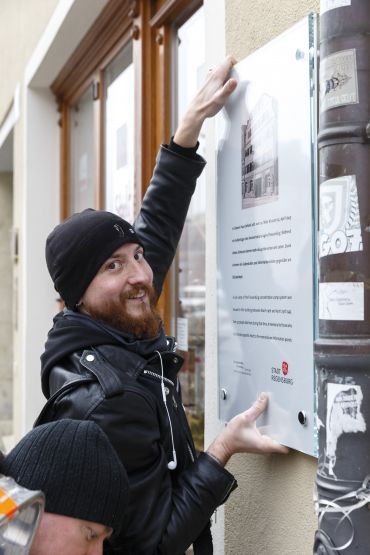 Fotografie – Eine Gedenktafel erinnert an das Außenlager des KZ Flossenbürg, das in der Gaststätte „Colosseum“ in Stadtamhof untergebracht war. (C) Bilddokumentation Regensburg Ich bin ein großer Fan der Demokratie