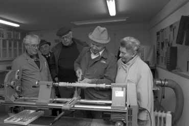 Fotografie: Die damalige Bürgermeisterin Hildegard Anke bei einem Besuch in der Senioren-Werkstatt