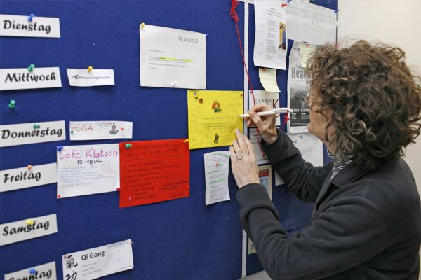 Seniorenportal - generationsübergreifendes Wohnprojekt - Pinwand mit Wochenplaner in einem der Wohnhäuser