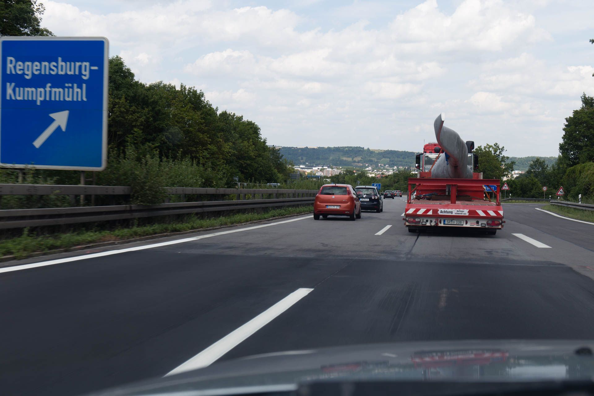 Der Waller wird von Straubing nach Regensburg transportiert.
