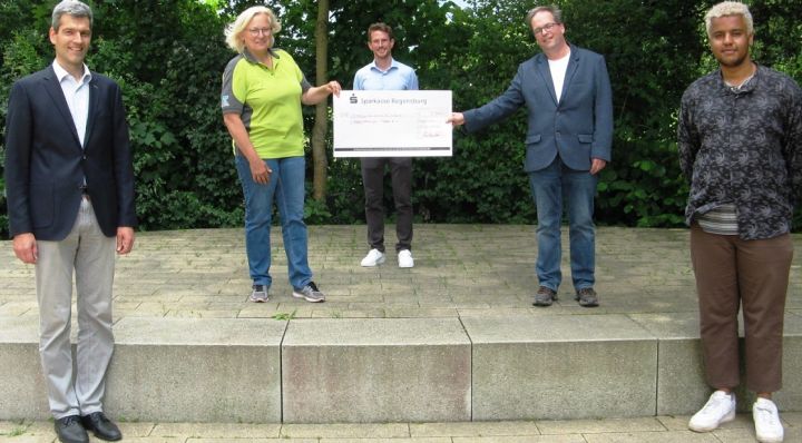 Spendenübergabe an die Tafel (C) S. Unverdorben Spendenübegabe an die Tafel