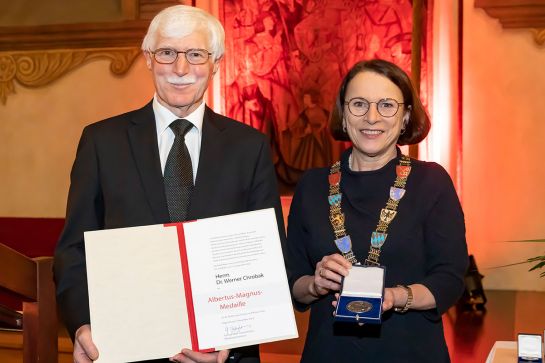 Fotografie - Verleihung der Albertus-Magnus-Medaille an Dr. Werner Chrobak; im Bild mit Oberbürgermeisterin Gertrud Maltz-Schwarzfischer