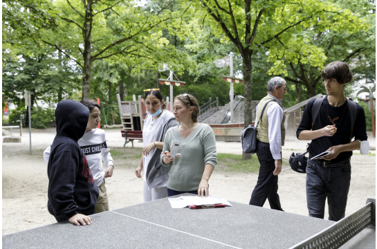 Fotografie: Städtische Vertreterinnen und Vertreter mit Jugendlichen bei einer Ortsbegehung