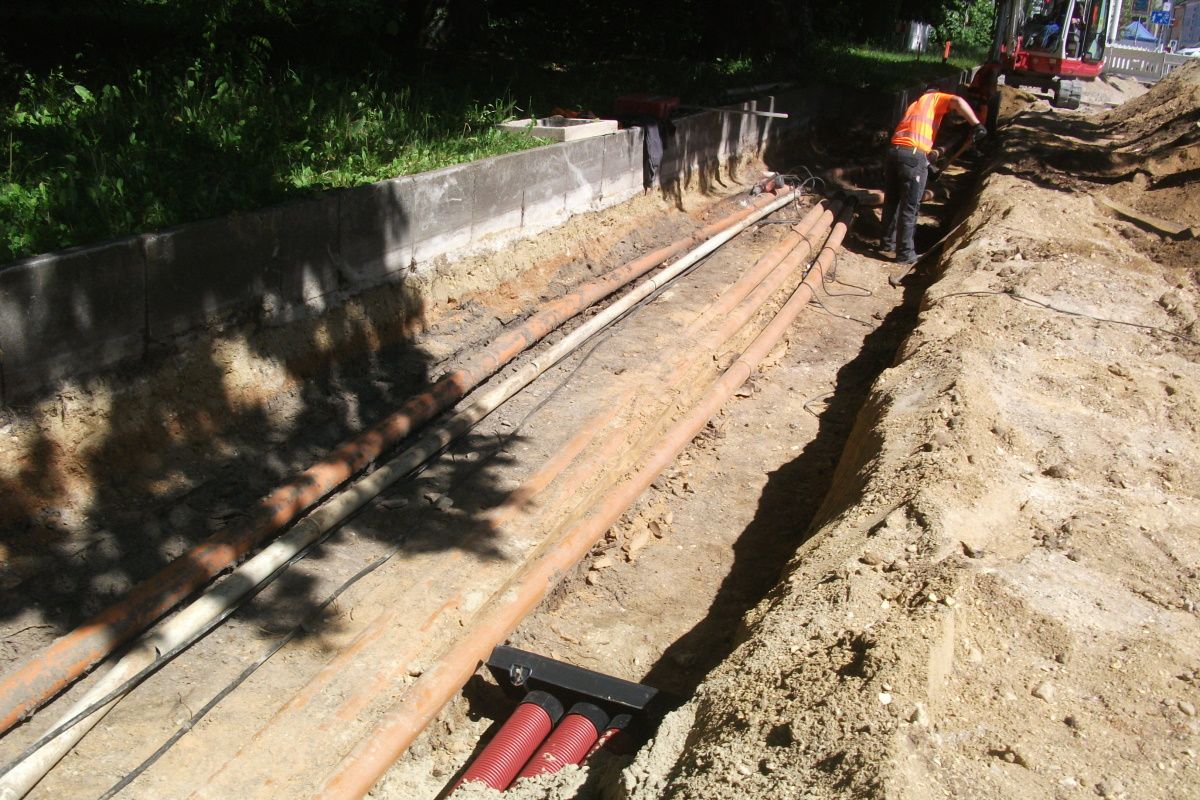Bau der Fundamente von drei barrierefreien Wartehäuschen entlang der südlichen Maximilianstraße