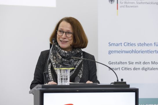 Die Oberbürgermeisterin Gertrud Maltz-Schwarzfischer hält am Podium zur Eröffnung der Regionalkonferenz eine Rede. 