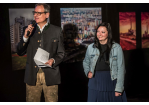 Fotografie – Der Kulturreferent Dersch und die Künstlerin Schabus zur Ausstellungseröffnung während der KulturKreativTage in Pilsen 2020