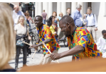 Fotografie: Auftritt der IMLS Chamuka Band und den Blechbläsern der städtischen Sing.- und Musikschule am Bismarckplatz am 13. Mai 2022