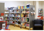 Foto Bücherregale mit Sachbüchern