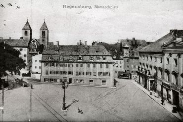 Fotografie: 1910: Der Name der Jakobsapotheke erinnert noch an die frühere Bezeichnung des Platzes als Jakobsplatz. 