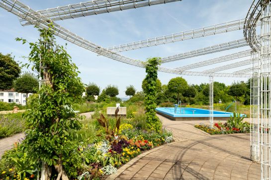 Fotografie: Die Kneippanlage mit berankter Pergola bietet willkommene Abkühlung an heißen Tagen.