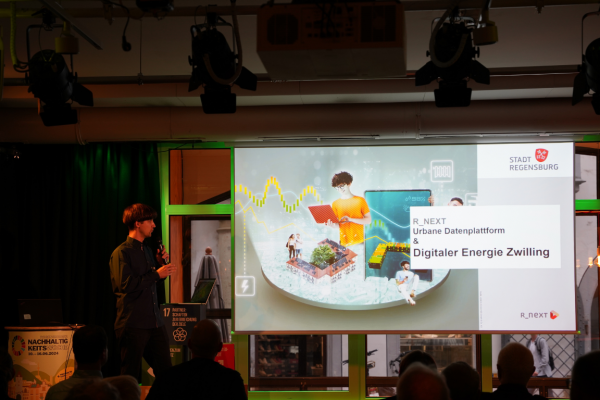Emir hält im Degginger einen Vortrag zum Thema "Kommunale Wärmewende in Regensburg".