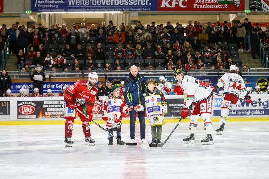 Bullyeinwurf beim Eisbären Heimpspiel am 22.01.2023 (C) Melanie Feldmeier, arSito