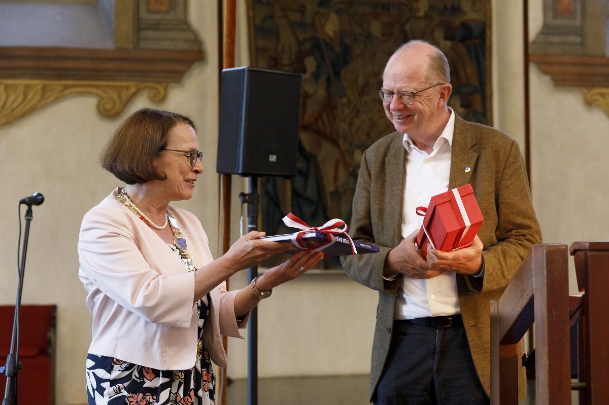 Überreichung des Geschenks an den Gastredner 
