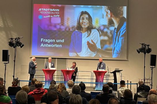 Fotografie: Thomas Feig, Leiter des Amtes für Stadtbahnneubau, Planungs- und Baureferentin Christine Schimpfermann und Frank Steinwede, Leiter Strategische ÖPNV-Planung bei das Stadtwerk Regensburg.Mobilität beantworteten im Rahmen des 2. Dialogforums zur Stadtbahn Regensburg, das von Dr. Chrisoph Ewen moderiert wurde, die Fragen aus dem Publikum.