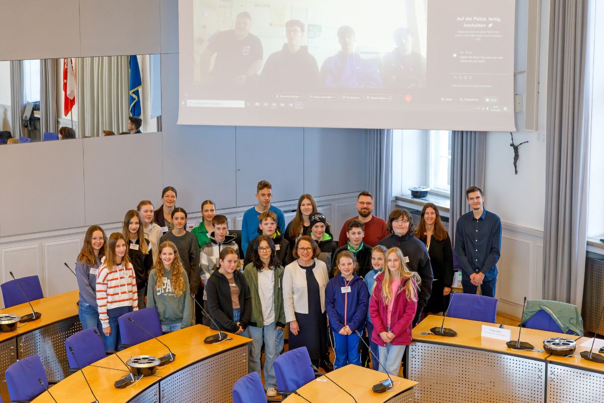 Fotografie - Gruppenfoto der Mädchen und Jungen zusammen mit der Oberbürgermeisterin