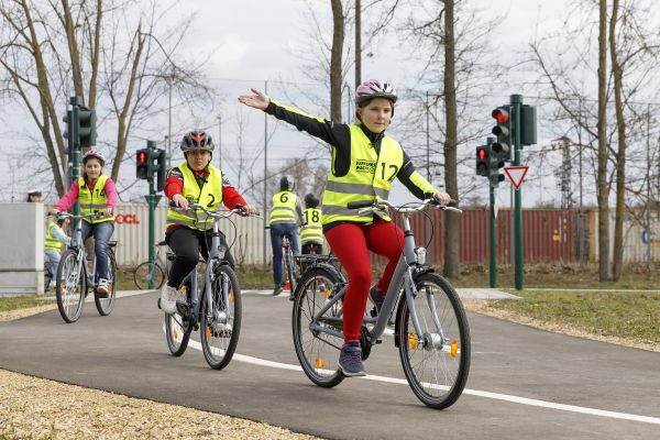 Fotografie: Kinder üben im Verkehrsgarten.