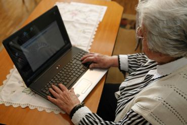Damit die Menschen zumindest virtuell mit der Außenwelt verbunden bleiben, gibt es jetzt die Möglichkeit, Computer-Probleme per Fernwartung zu lösen. (C) Bilddokumentation Stadt Regensburg Corona - Fernwartung