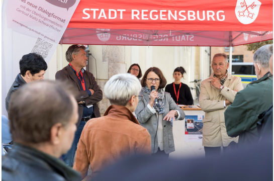 Fotografie: Oberbürgermeisterin Gertrud Maltz-Schwarzfischer und Bürgermeister Ludwig Artinger bei „Stadt im Gespräch“