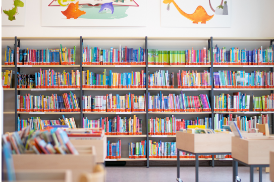 Fotografie - Zu sehen ist die Kinderbücherei in der Stadtteilbücherei Nord. Die Regale sind gut gefüllt mit Büchern.