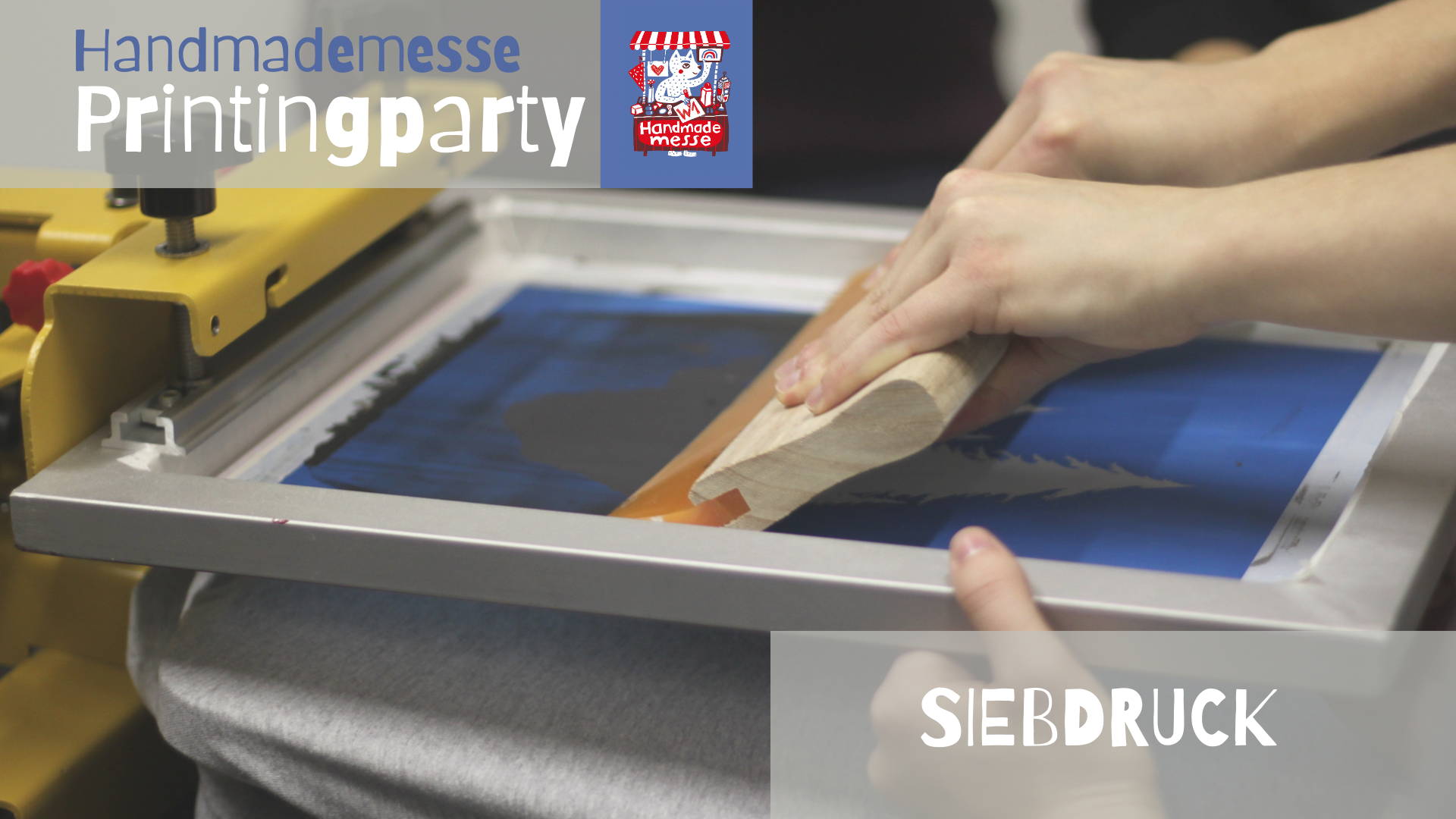 man sieht eine Hand, die auf einer Siebdruckmaschine die Farbe nach unten zieht. Darauf der Header "Handmademesse 2025 Printing Party" und "Siebdruck" als Beschreibung.