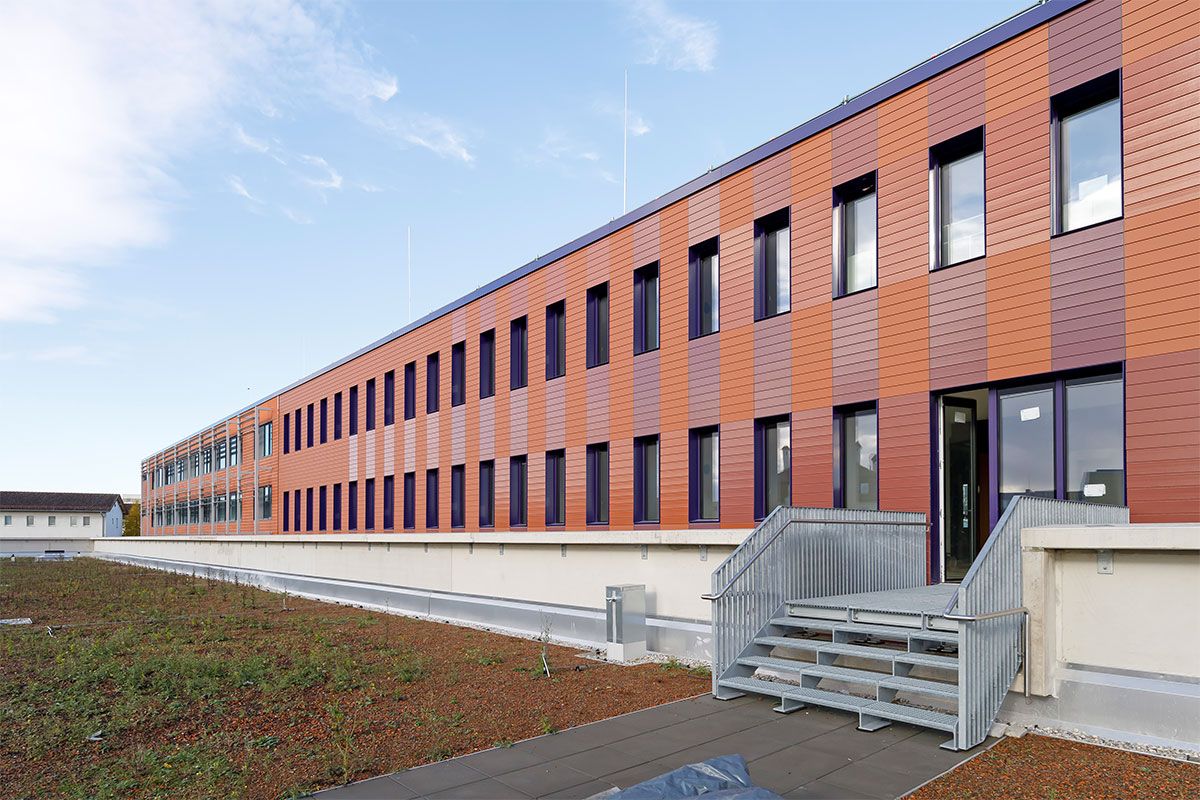 Fotografie - Blick von der Terrasse auf den Bauteil 3b und den Altbau (Leitstelle)