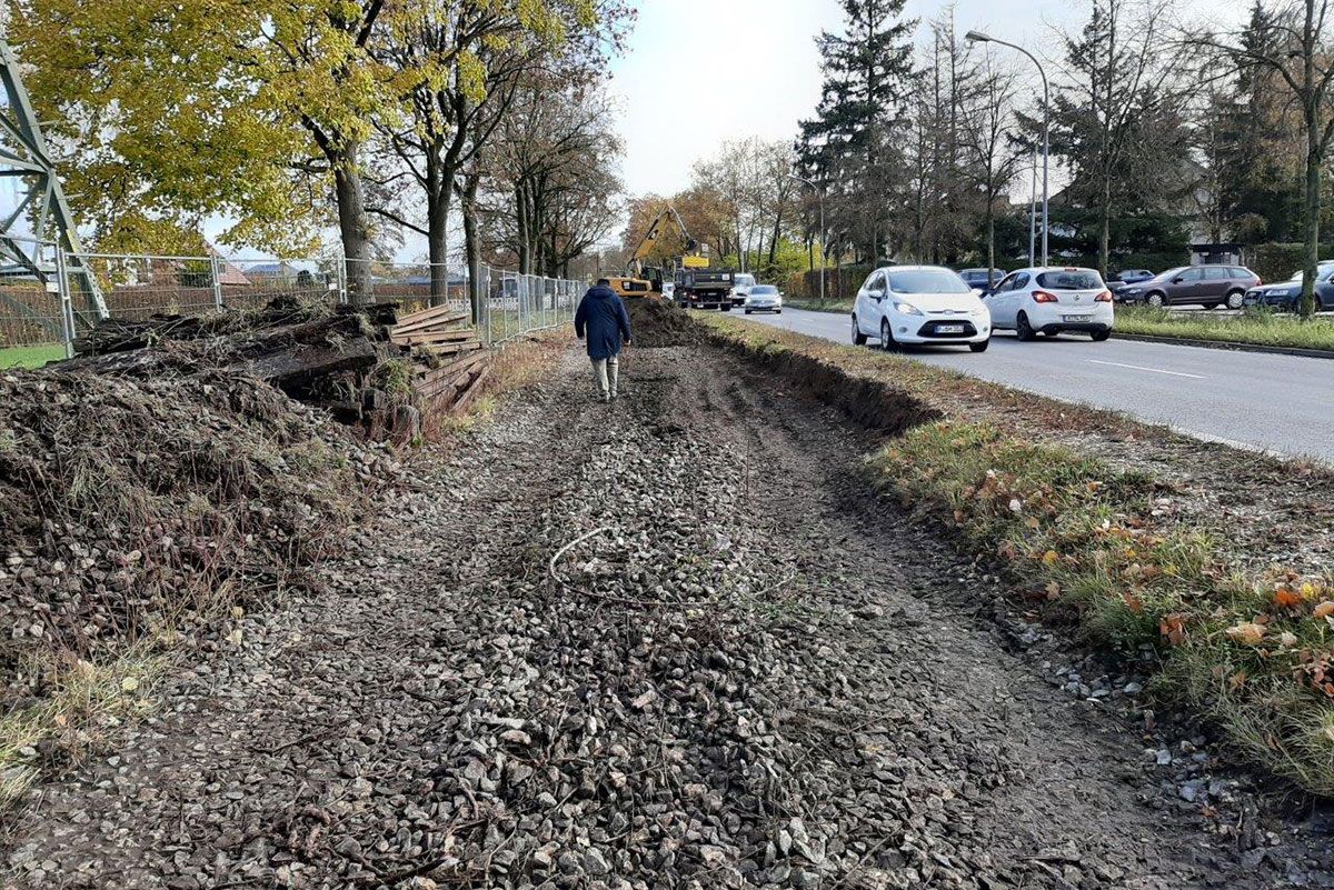 Fotografie - Oberbodenabtrag für den kombinierten Geh- und Radweg entlang der Donaustaufer Straße