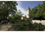 Fotografie: Eine Gruppe von Läuferinnen und Läufer vor der Königlichen Villa im Villapark