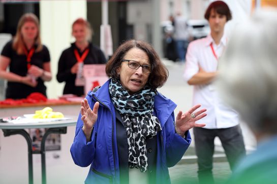 Oberbürgermeisterin Gertrud Maltz-Schwarzfischer begrüßt zur ersten Dialogveranstaltung „Stadt im Gespräch“ am Dachauplatz zum Thema Radverkehr

