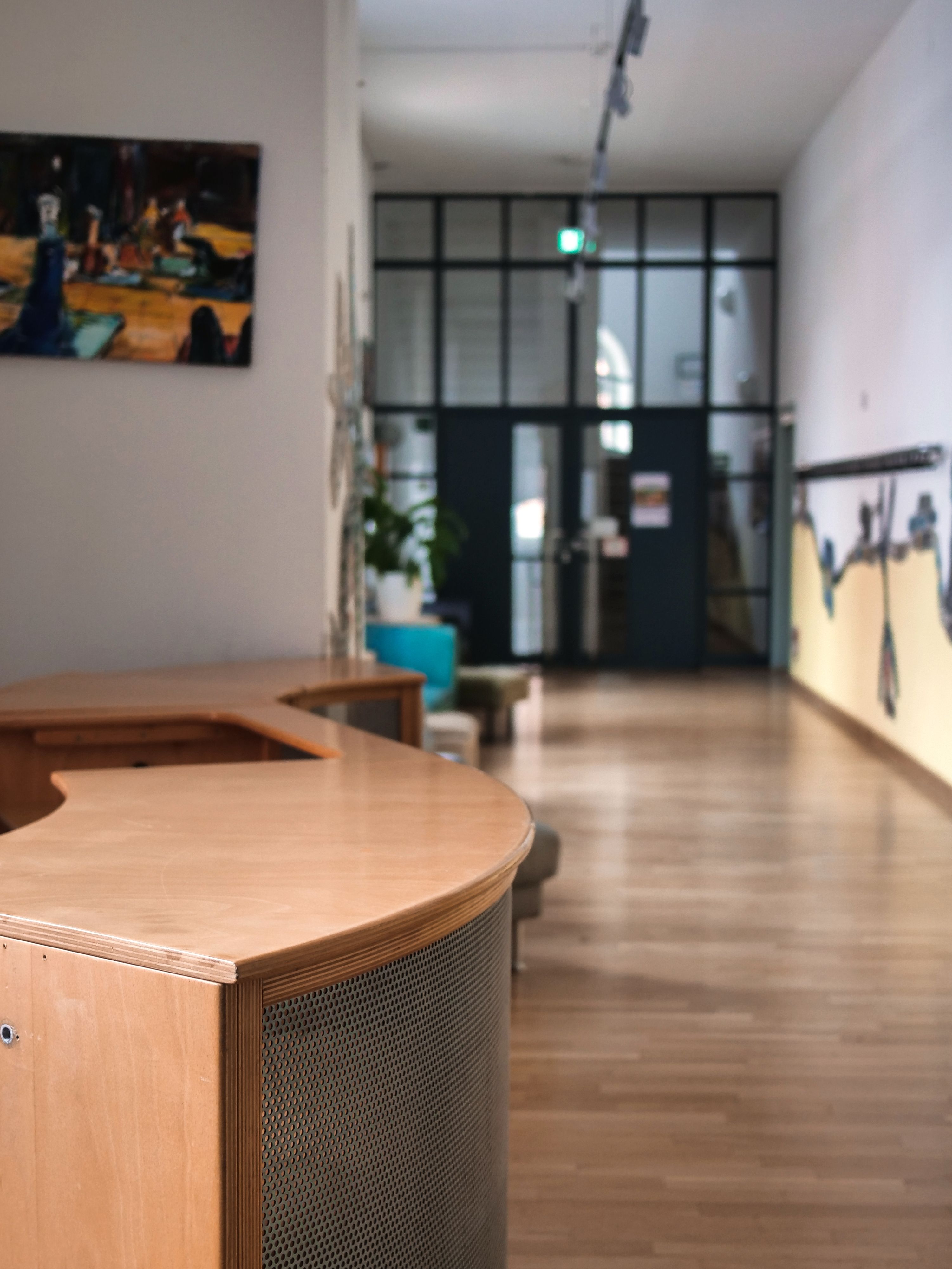 Heller Flur, mit Holz Theke und Garderobenhaken an der Wand
