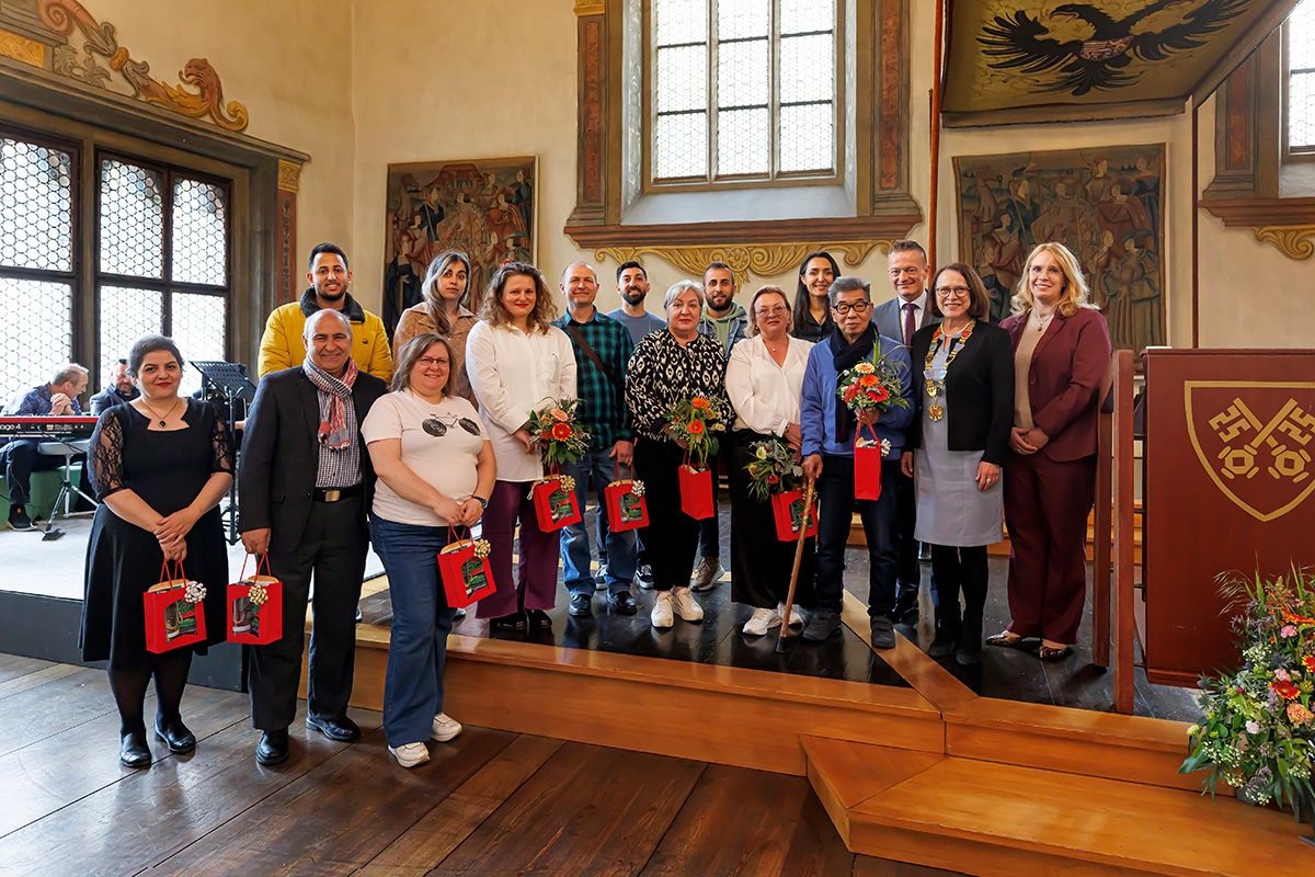 Fotografie - Gruppenfoto der geehrten Dolmetscherinnen und Dolmetscher mit Oberbürgermeisterin Gertrud Maltz-Schwarzfischer, dem Integrationsbeauftragten Karl Straub, MdL und Ines Spitaler-Kossok, Leiterin des Amtes für Integration und Migration