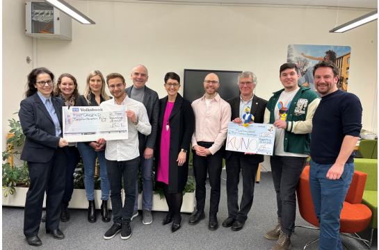 Fotografie: Die SMV des BSZ Matthäus Runtinger bei der Spendenübergabe an Ariane Weckerle (vorne links) vom 
Tierschutzverein Regensburg, Schulleiter Manfred Soderer (5. v. li.), Bildungsreferentin Dr. Sabine Kellner-Mayrhofer (6. v. li.), Prof. Dr. Hugo Segerer von KUNO (3. v. re.), der SMV und Verbindungslehrkräften