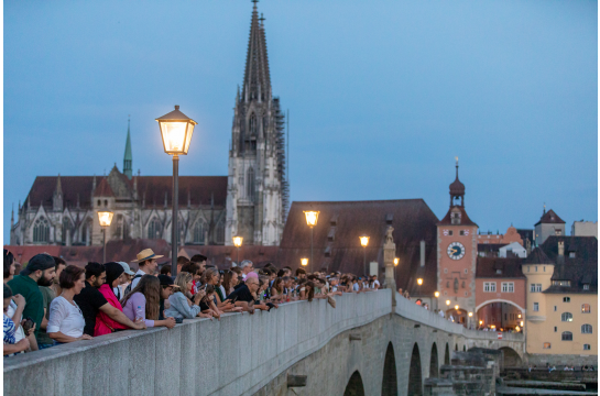 Fotografie: Bürgerfest 2023, viele Menschen auf der Steinernen Brücke mit Sicht auf Dom in der Abenddämmerung