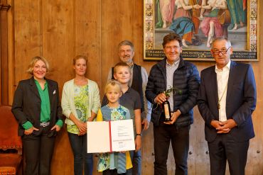 Fotografie – Auszeichnung für die Kreisgruppe Regensburg des Bund Naturschutz; im Bild Bürgermeister Ludwig Artinger mit Raimund Schober, Vorsitzender; Dr. Albert Muscholl-Silberhorn, Elisabeth Epperlein und Lotte Laube
