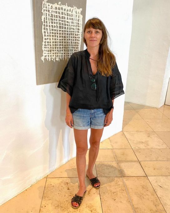 Fotografie – Tanja Major vor einem ihrer Kunstwerke (C) Hilde Schmitt