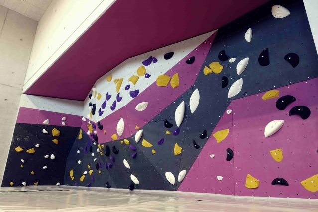 Auf dem Foto ist eine Boulderwand zu sehen.