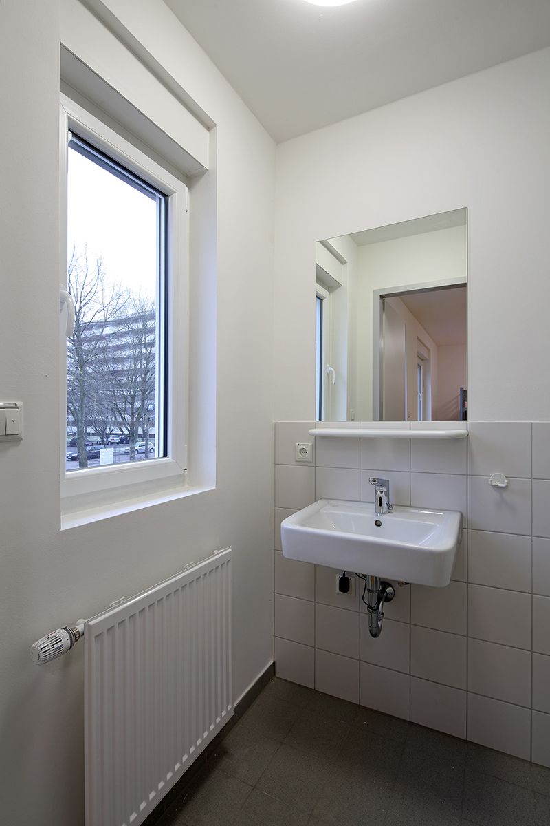 Badezimmer der Unterkunft für Flüchtlinge am Weinweg